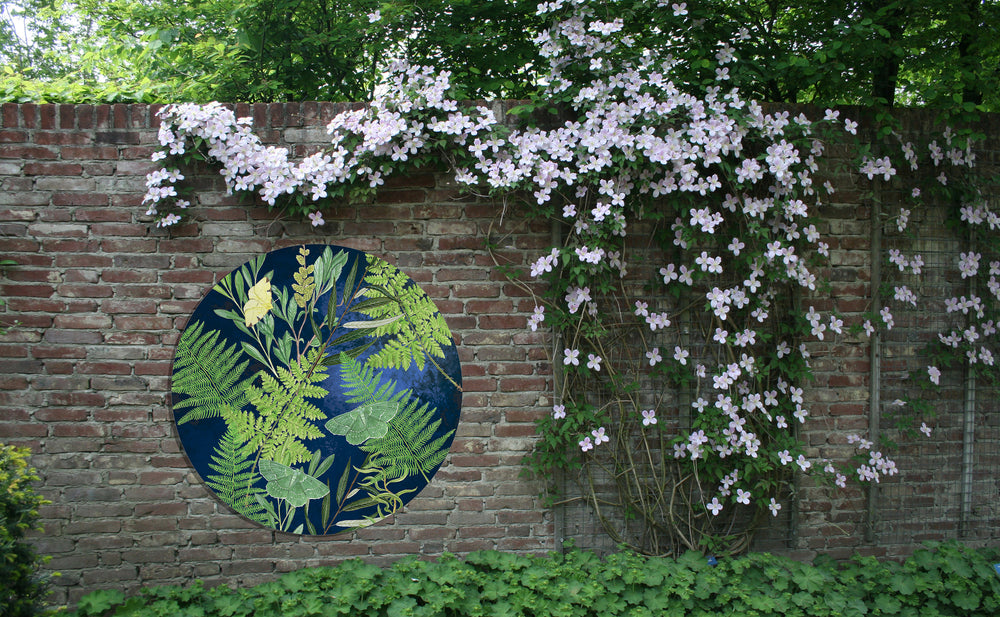 Tuinposter Cirkel "Bladeren met nachtvlinders"