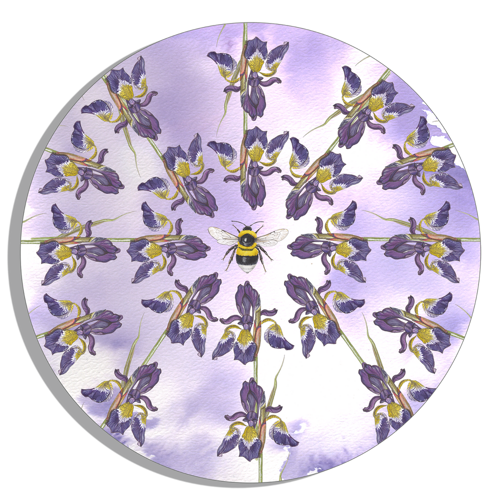 Muurcirkel "Blauwe iris met aardhommel"
