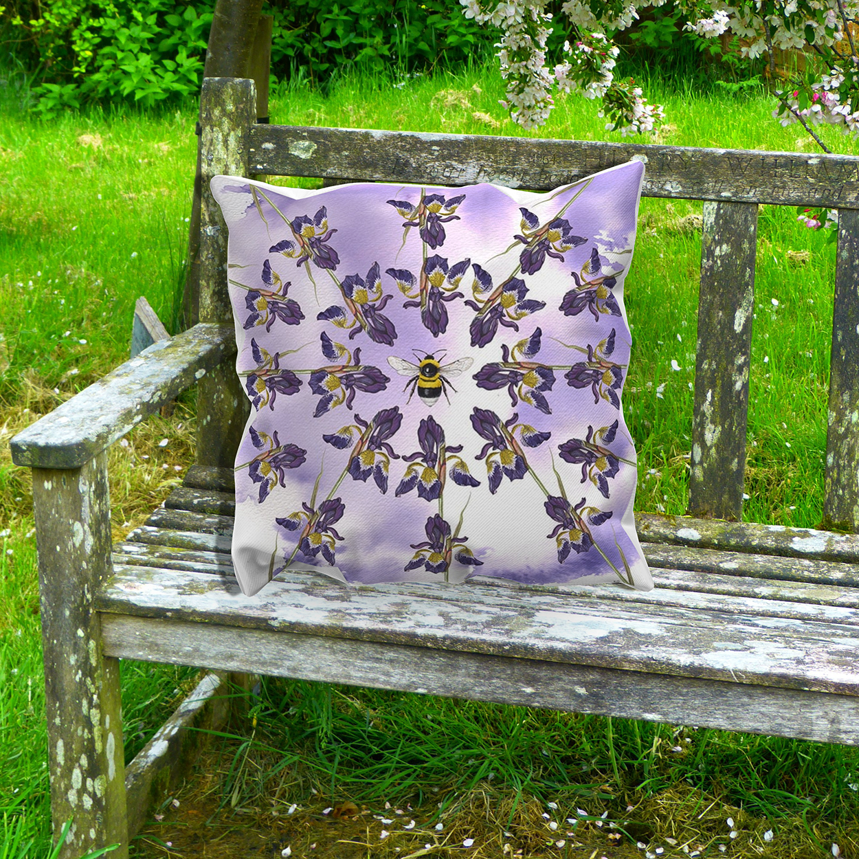 Kussen "Blauwe iris met hommel"
