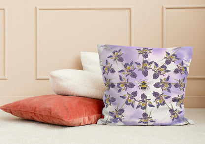 Kussen "Blauwe iris met hommel"