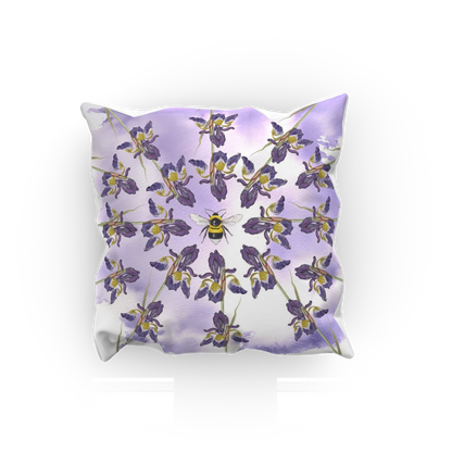 Kussen "Blauwe iris met hommel"